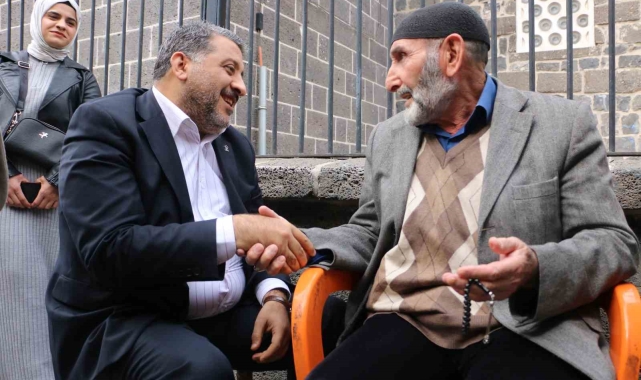 AK Parti Diyarbakır İl Başkanı Ocak, Sur esnafıyla kucaklaştı