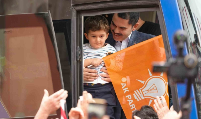 AK Parti İBB Başkan Adayı Kurum otobüs ile gezerek vatandaşları selamladı