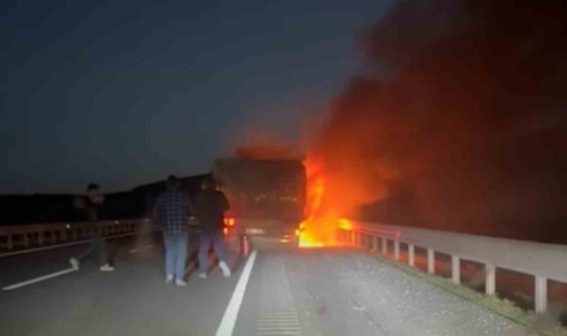 Alev alan tırda patlamalar yaşandı