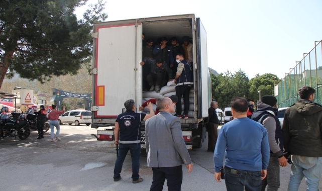 Amasya'da mercimek taşıyan tırın dorsesinde 40 düzensiz göçmen yakalandı
