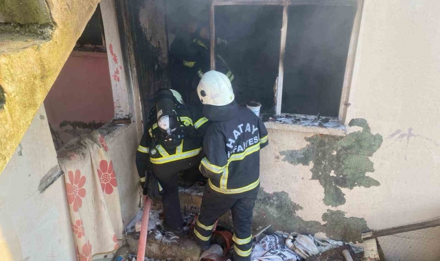 Antakya'da meydana gelen ev yangınına itfaiye ekipleri müdahale etti
