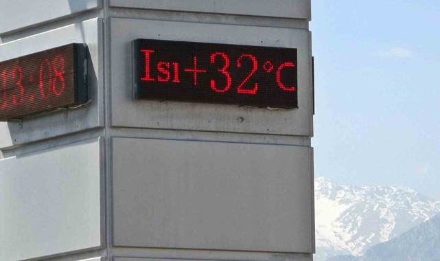 Antalya'da kar manzaralı 32 derece, sahilleri yaza döndürdü