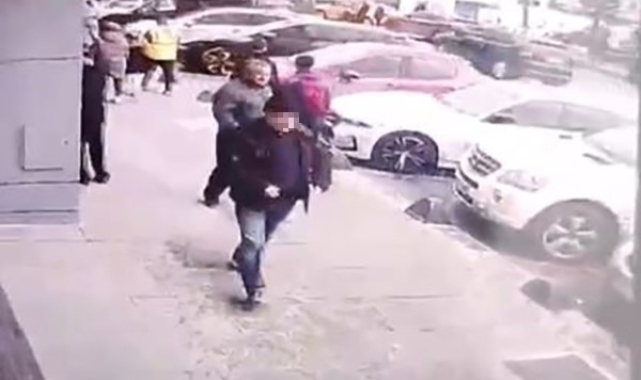 Arkadaşını vuran zanlının sakince uzaklaştığı anlar kamerada