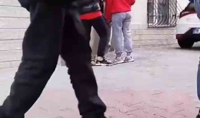 Arkadaşlarının kavgasını ayırmayıp cep telefonu ile kaydettiler
