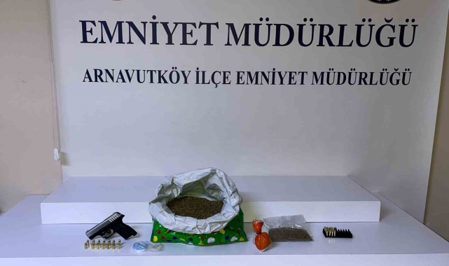 Arnavutköy'de aranması bulunan firari uyuşturucuyla yakalandı