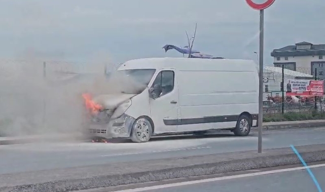 Arnavutköy'de seyir halindeki ticari araç alev alev yandı