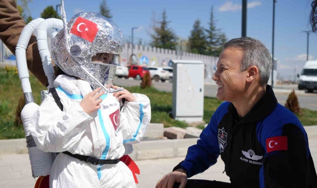 Astronot kıyafetli 5 yaşındaki Mira, Alper Gezeravcı'yı Türk bayrağıyla karşıladı