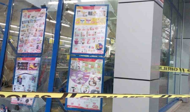 Ataşehir'de kontrolden çıkan araç markete girdi: 1 yaralı