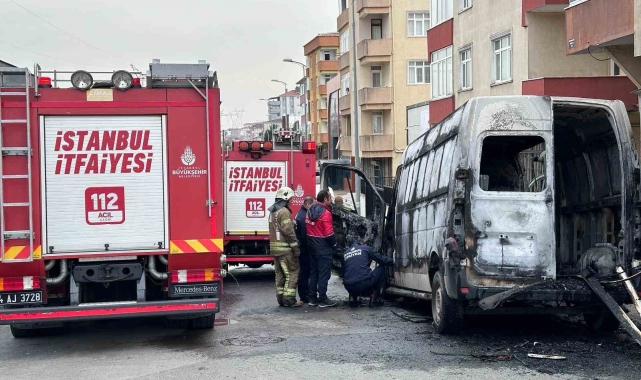 Ataşehir'de vatandaşlar kaputu açtı, aracı alevler sardı