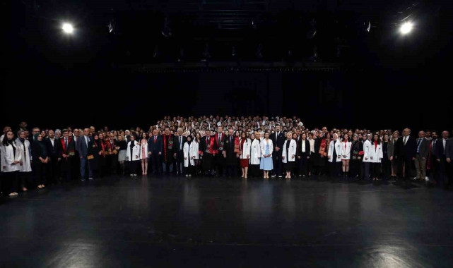 Atatürk Üniversitesi'nde Tıp Bayramı ve geleneksel önlük giydirme töreni