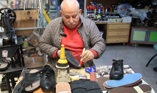 Ayakkabı tamircileri çırak bulmakta zorlanıyor