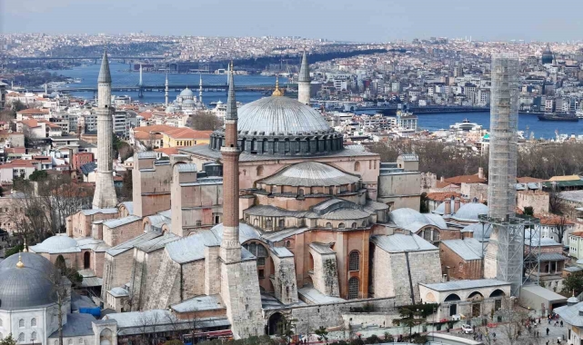 Ayasofya-i Kebir Camii Şerifinin, restorasyonunda 2. Bayezid Minaresi'nde söküm işlemi havadan görüntülendi