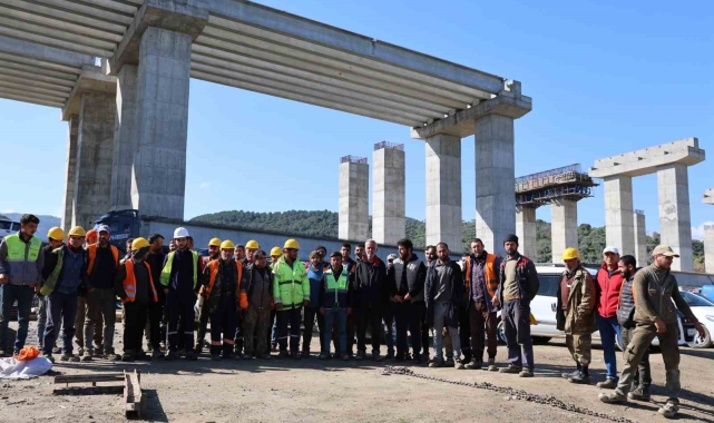 Aydın-Denizli Otoyolu'nda çalışan işçiler, aylardır paralarını alamadıkları gerekçesiyle grev başlattı