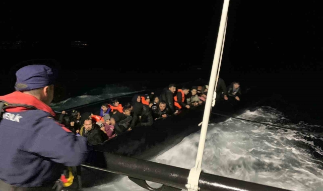 Ayvalık açıklarında 54 düzensiz göçmen yakalandı