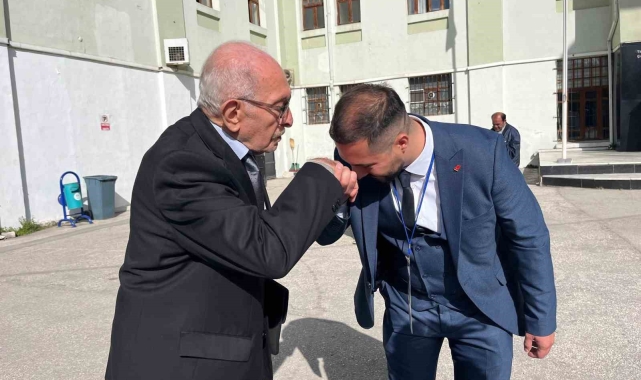'Baba' dediği yakınıyla rakip olan genç aday başarılar diledi