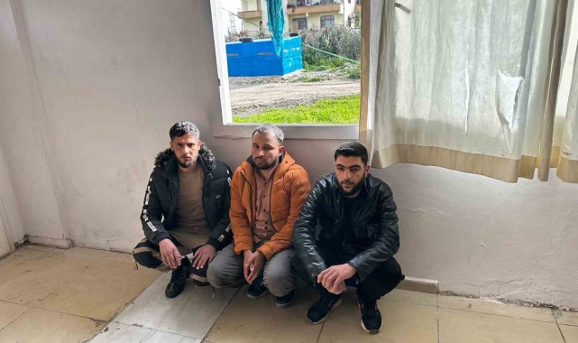 Bagaja saklanan göçmenlerin yakalandığı anlar kamerada