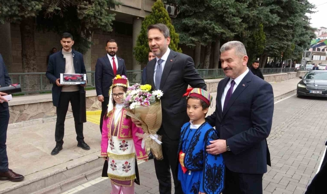 Bakan Bayraktar, Uşak'ta esnafı ziyaret etti