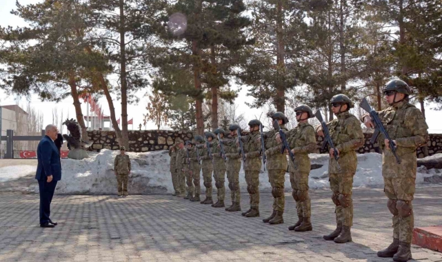 Bakan Güler, Hakkari'de bulunan 3'üncü Piyade Tümen Komutanlığında inceleme ve denetlemelerde bulundu