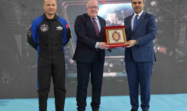 Bakan Kacır: "Hibrit roket motorunu uzayda ateşlemeyi başaran ilk ülke olacağız"
