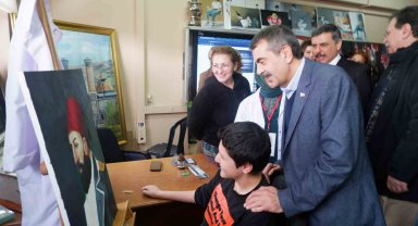 Bakan Tekin, gençlerle türkü söyledi, bayrak törenine katıldı