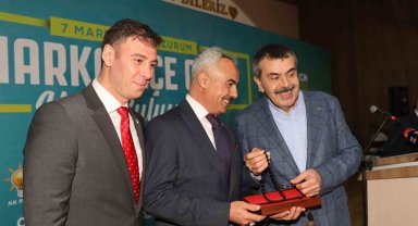 Bakan Tekin'e Oltu taşı tesbih hediye ettiler