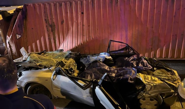 Bakırköy'de tır otomobilin üzerine devrildi: 4 ölü