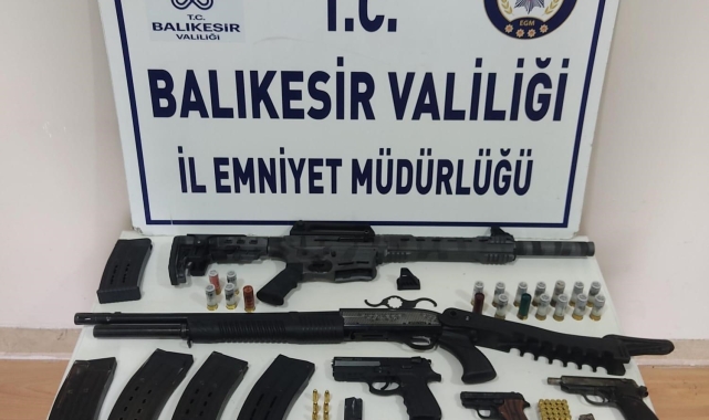 Balıkesir'de cephanelik gibi evi polis bastı