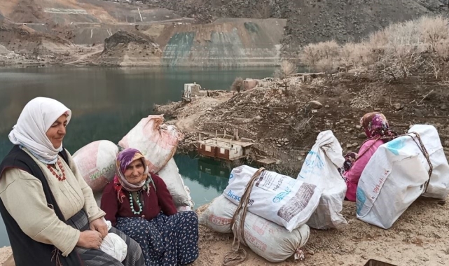 Baraj suları çekilince hatıraları için evlerine patika yol yaptılar