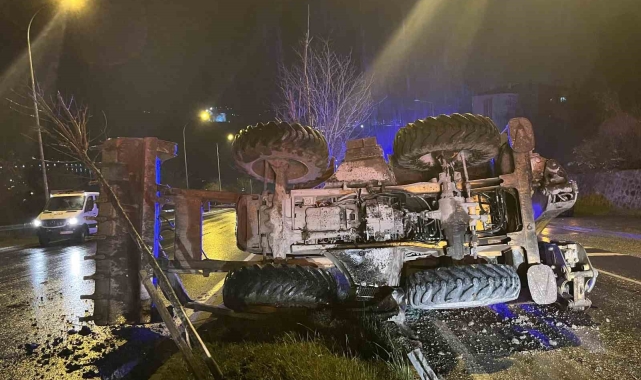 Bariyere çarpan iş makinesi refüje devrildi: 2 yaralı