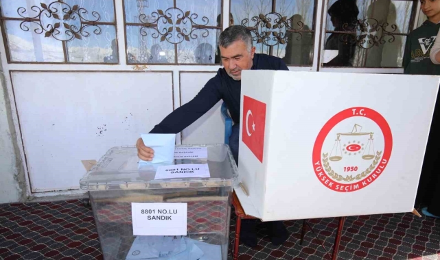 Başkale'de hasta ve engelliler seyyar sandıkta oy kullandı