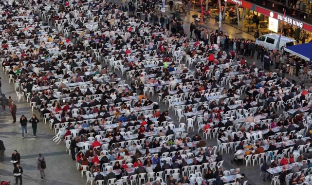 Başkan Çerçioğlu Atatürk Kent Meydanı'ndaki iftarda vatandaşlarla bir araya geldi