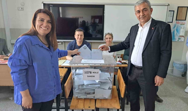 Başkan Kaplan oyunu eşi ile birlikte kullandı
