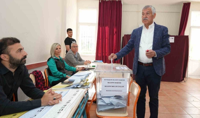 Başkan Zeydan Karalar, oyunu ailesiyle birlikte kullandı