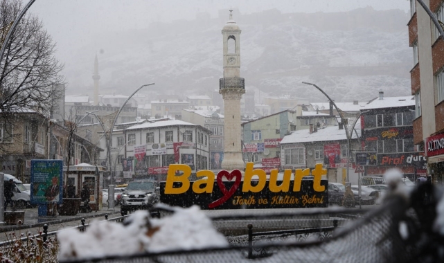 Bayburt'a lapa lapa kar yağdı