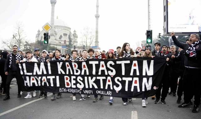 Beşiktaş taraftarından derbide takımlarına büyük destek