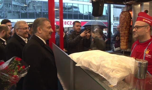 Beykoz'da esnaf ziyareti yapan Bakan Fahrettin Koca Beykozlulara hastane müjdesini verdi