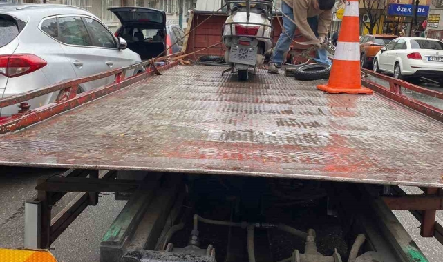 Beylikdüzü'nde motosiklet hırsızını ayağındaki alçı ele verdi