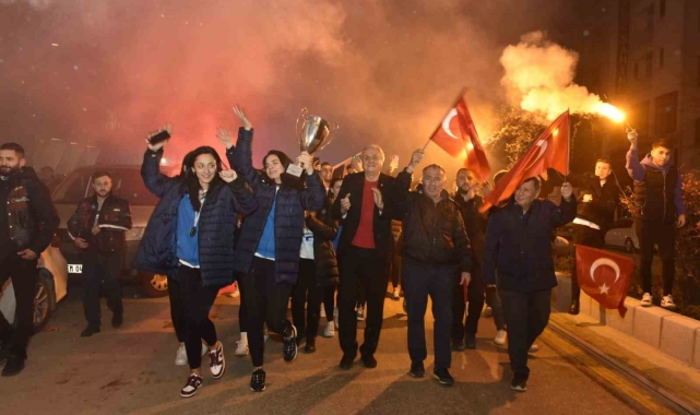 "Bizim Kızlar" coşkulu sevinç gösterileriyle karşılandı