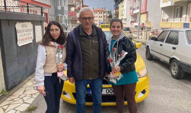 Burdurlu taksicilerden Kadınlar Günü'nde karanfilli jest