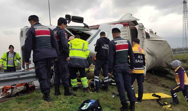 Bursa'da devrilen tırın sürücüsü yaralandı