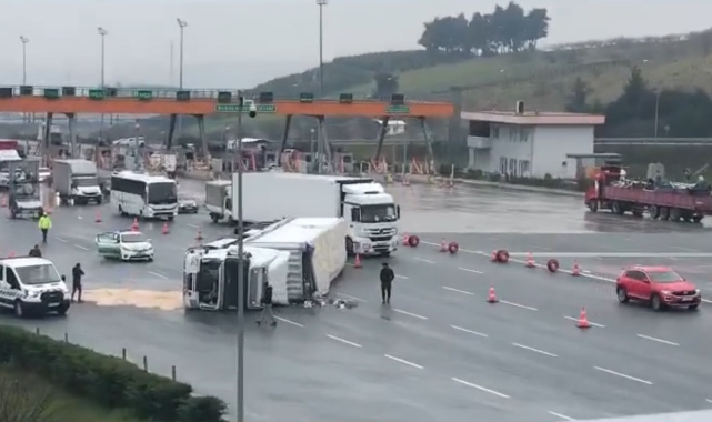 Bursa'da sürücüsünün kontrolünden çıkan tır devrildi