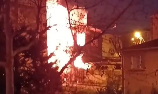 Büyükçekmece'de tarihi ahşap bina alev alev yandı