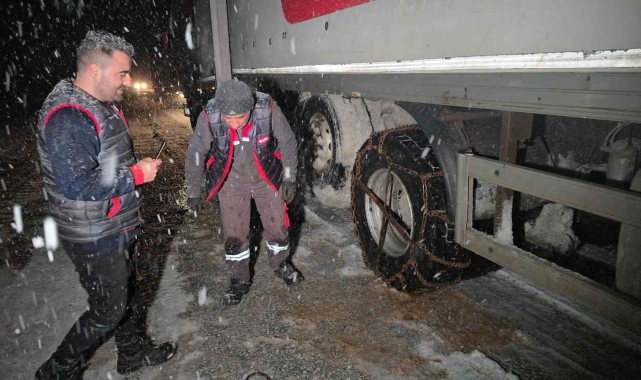 Çamlıbel Geçidi'nde kar yağışı etkili oldu, sürücüler zor anlar yaşadı