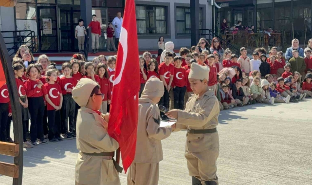 Çanakkale&#039;yi okullarının bahçesinde canlandırdılar, büyük alkış topladılar