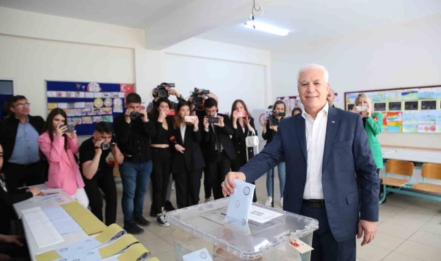 CHP Büyükşehir Belediye Başkan Adayı Bozbey oyunu kullandı
