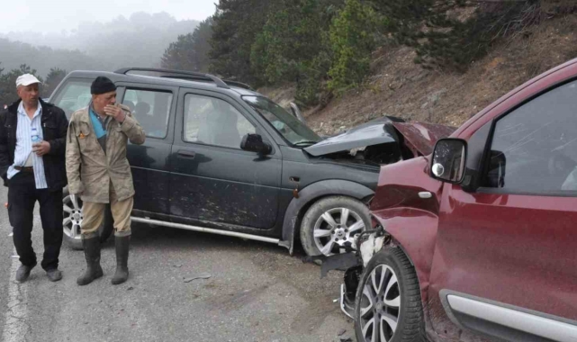 Ciple hafif ticari araç kafa kafaya çarpıştı: 4 yaralı