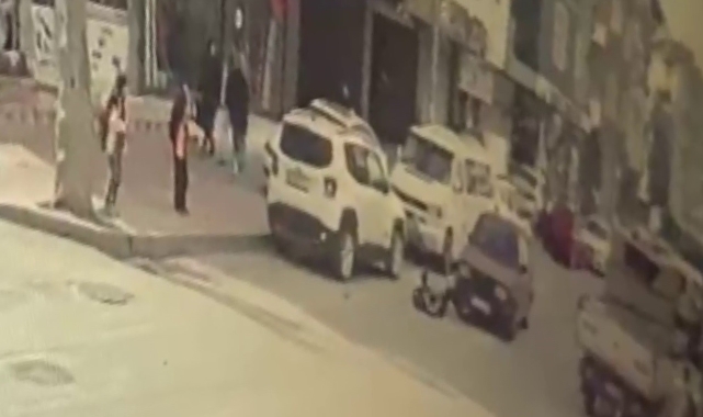 Çocuğun otomobile çarpma anı kameraya yansıdı