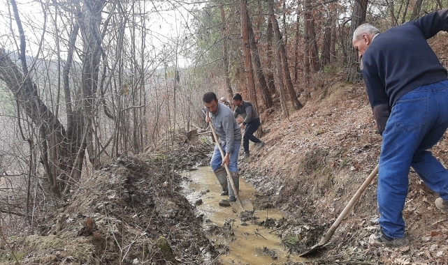 Çorum'un Ortaköy ilçesinde su kanalı "imece usulü" temizleniyor
