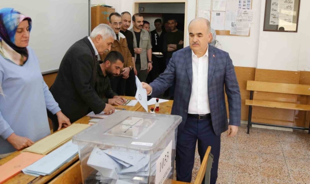 Çorum Valisi Zülkif Dağlı ve eşi Nurgül Dağlı sandık başına gitti