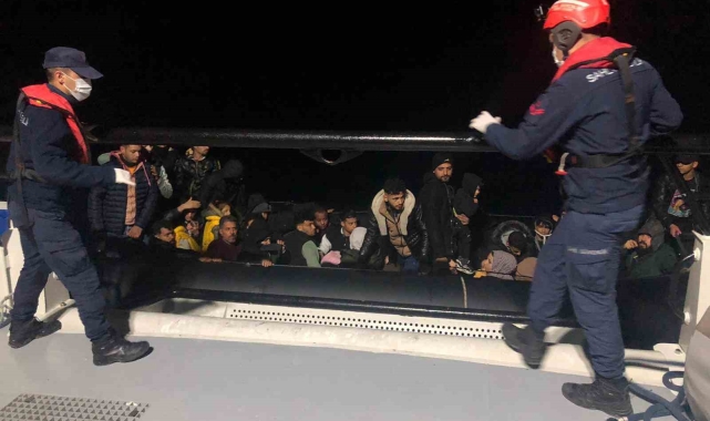 Datça'da 33 düzensiz göçmen kurtarıldı